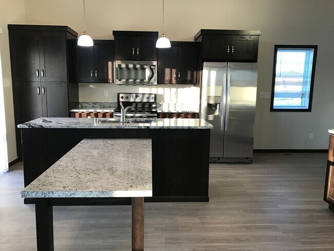 Foto del edificio - Stone Mill 3 Bedroom/ 3 Bathroom Tri-Level...