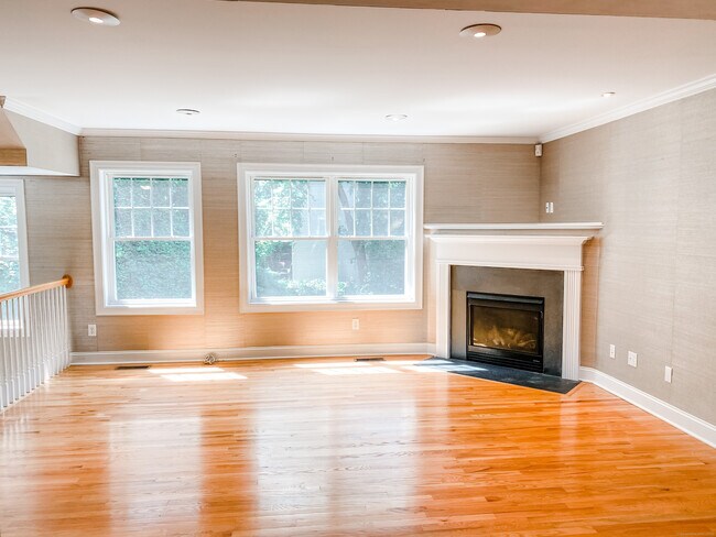 Foto del edificio - 439 Glenbrook Rd