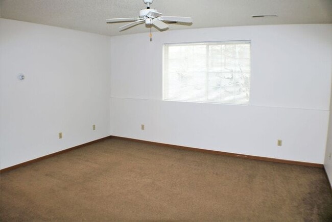 Building Photo - $1,025 | 2 Bedroom, 1 Bathroom 1st Floor C...