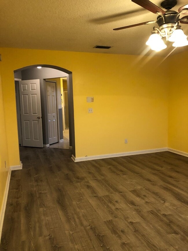 Building Photo - Cute Spacious Westside Home