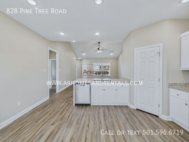 Building Photo - 828 Pine Tree Rd