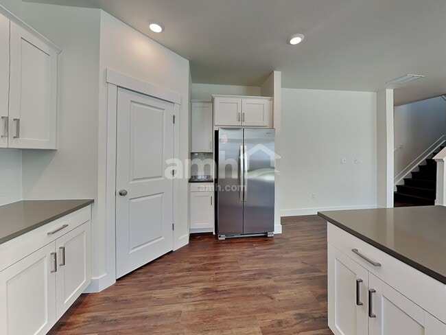 Building Photo - 823 S Oak St