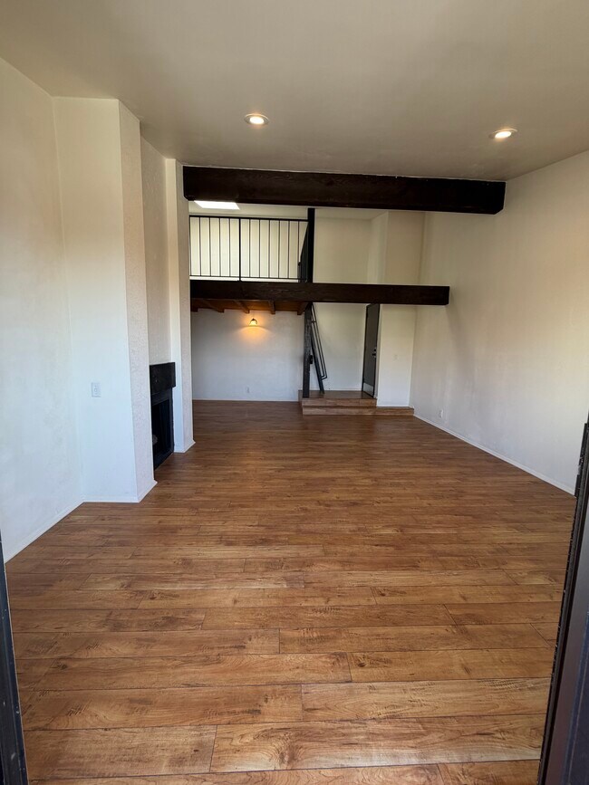 Sala de estar vista desde el balcón - 700 1st St