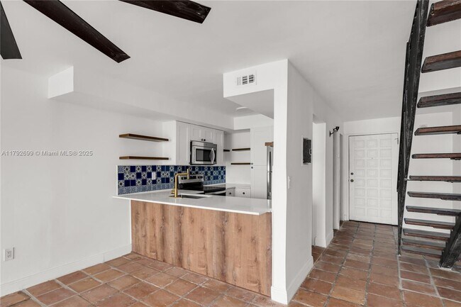Foto del edificio - 7899 NE Bayshore Ct