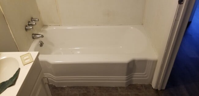Refinished Tub - 110 Fort Jackson St