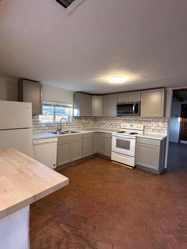 Building Photo - 2202 Rosendo Garcia Rd SW