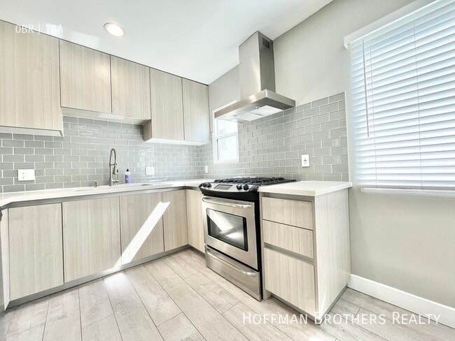 Building Photo - 400 S Mariposa Ave