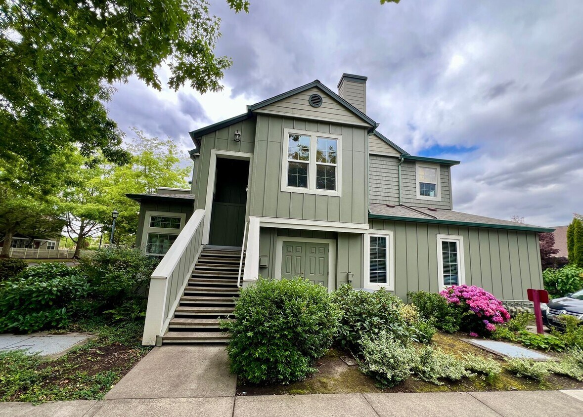 Foto principal - Spectacular 2 BD* 2BA* Townhome Located In...