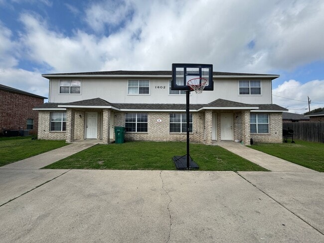 Building Photo - 1602 Aztec Trce