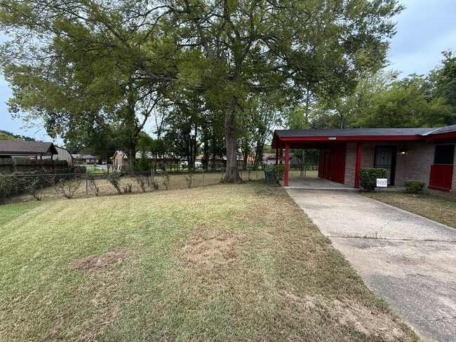 Foto del edificio - ** 3 Bed 1.5 Bath Located in South Lawn** ...
