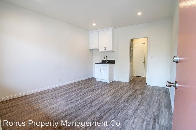 Building Photo - 15352 Vanowen St