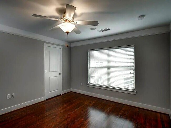 Foto del edificio - 216 Semel Dr