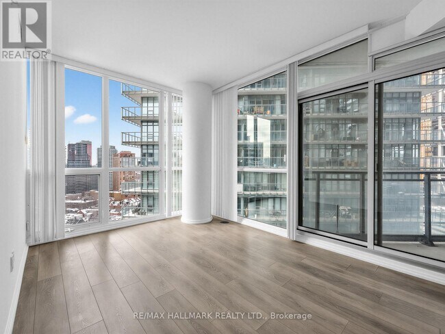 Photo du bâtiment - 45 Charles St E