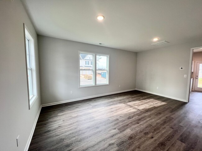 Building Photo - 2 Bedroom Townhome in Smithfield!