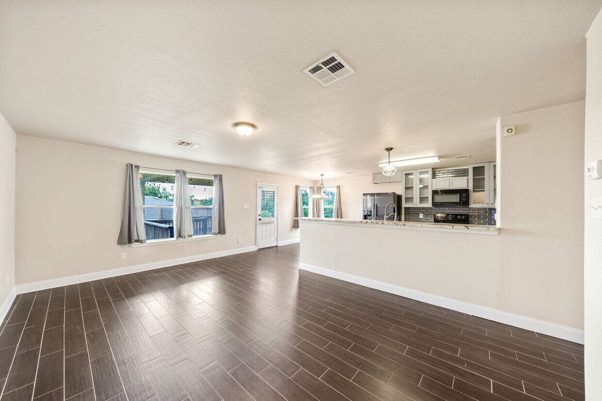 Foto principal - 3 Bedroom/2 Bedroom Highland Farms Subdivi...