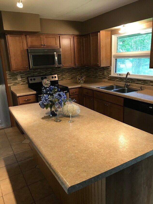 Foto principal - 704 S Benwood Dr
