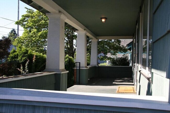 Building Photo - 714 NE 79th Ave