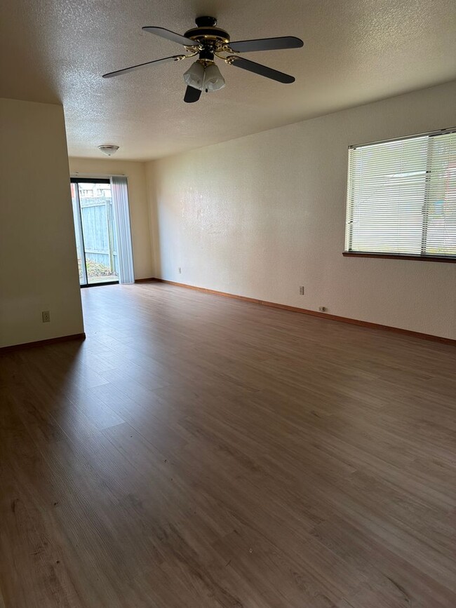 Building Photo - 820 A St
