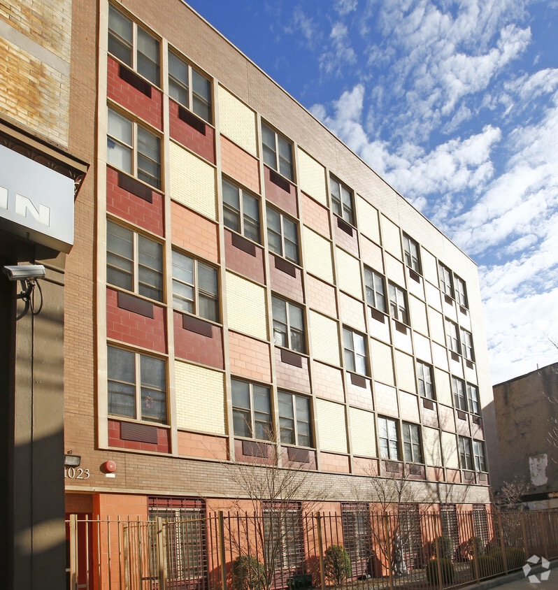 Building Photo - 1013 Broadway