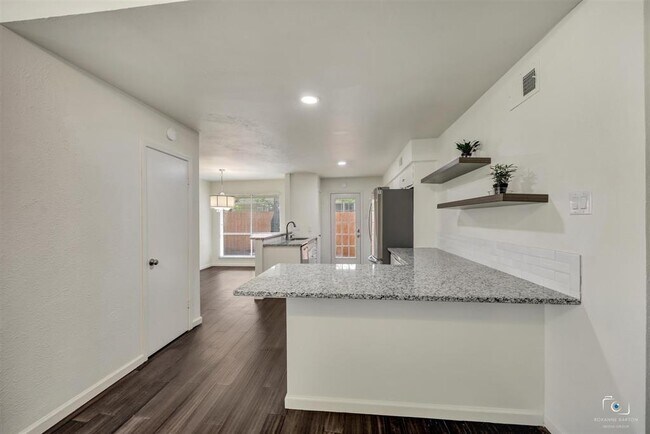 Building Photo - 9018 Villa Park Cir