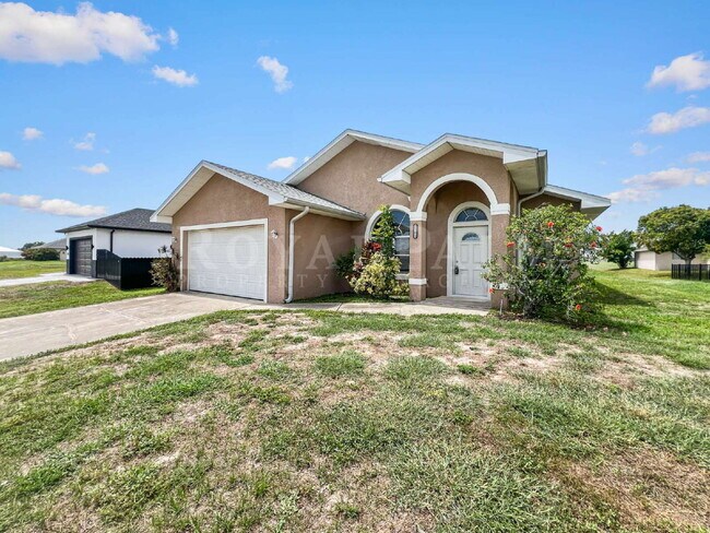 Foto del edificio - 3BR/2BA Cape Coral Home You'll Compare Every Other Rental To