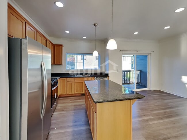 Foto del edificio - 7329 Rainier Dr