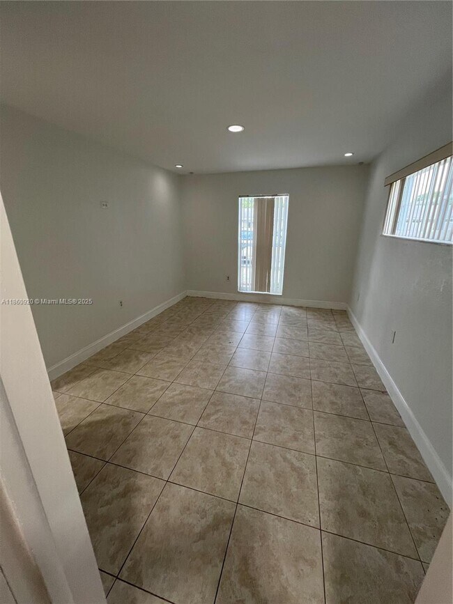 Foto del edificio - 382 NE 113th St