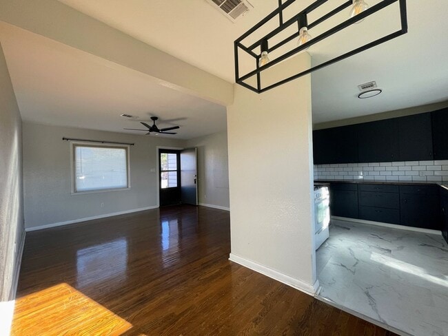 Building Photo - Bright-Living Retreat in Big?Spring – Your Perfect 3-Bed, 1-Bath Home!