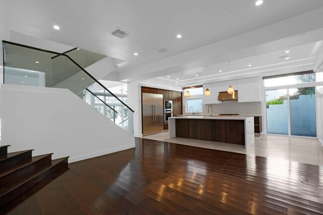 Foto del edificio - Experience Modern Luxury in this Stunning 4-Bedroom Smart Home in the Heart of 90027