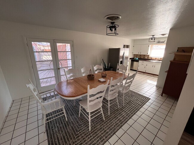 Foto del edificio - Fully furnished property with several lease options! Can be leased unfurnished.