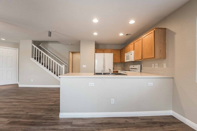 Foto del edificio - 3 BEDROOM HOUSE WITH OPEN FLOOR PLAN !!