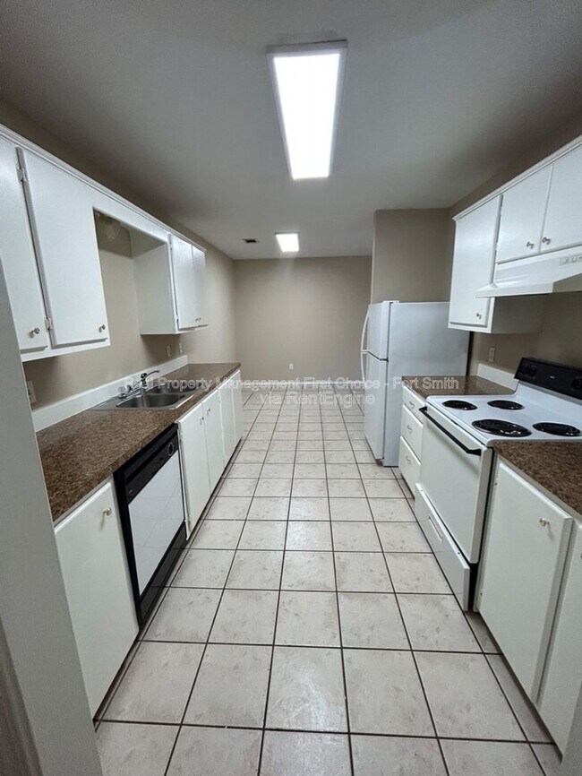 Foto del edificio - 230 W Gary St