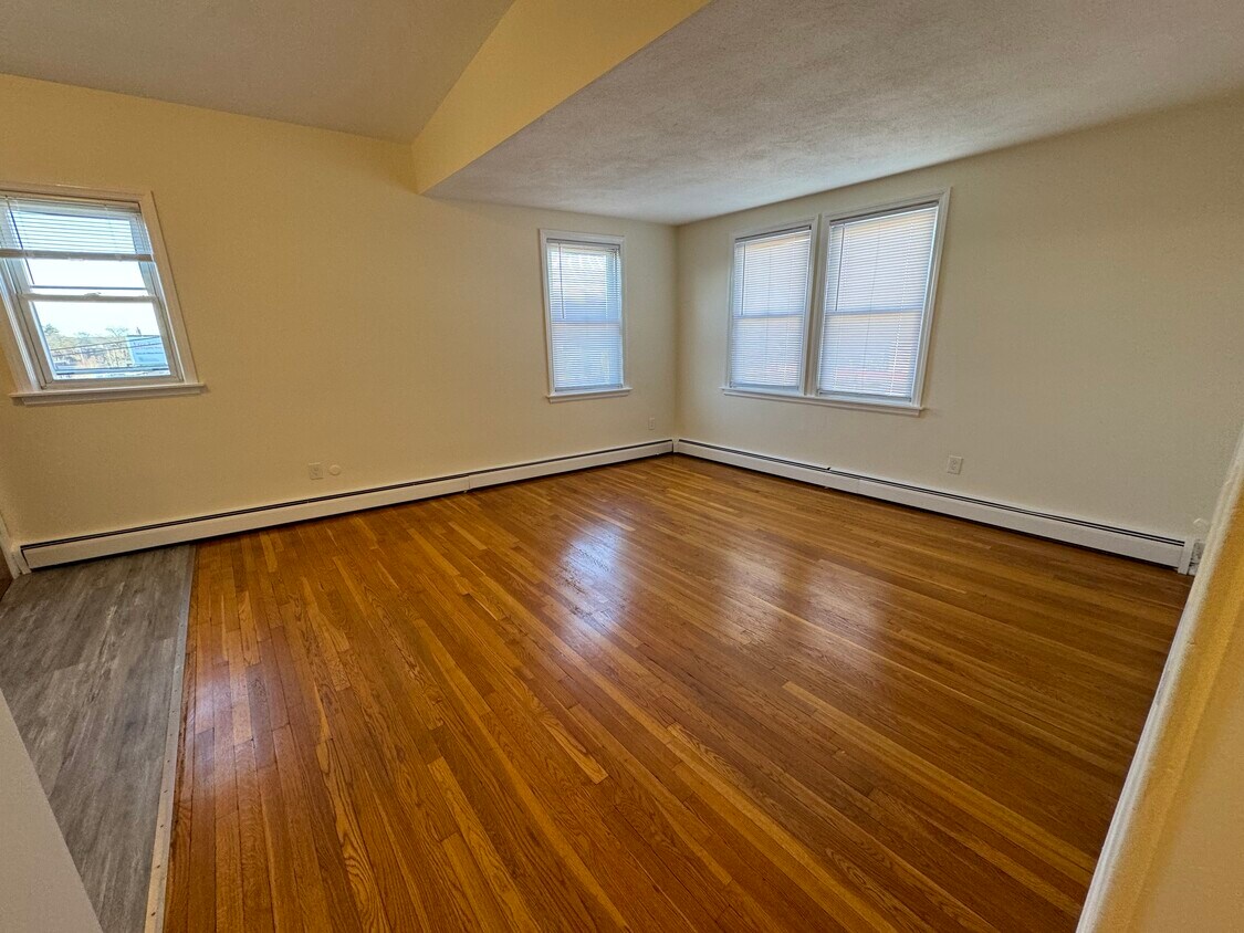 Foto principal - 180 North Beacon St