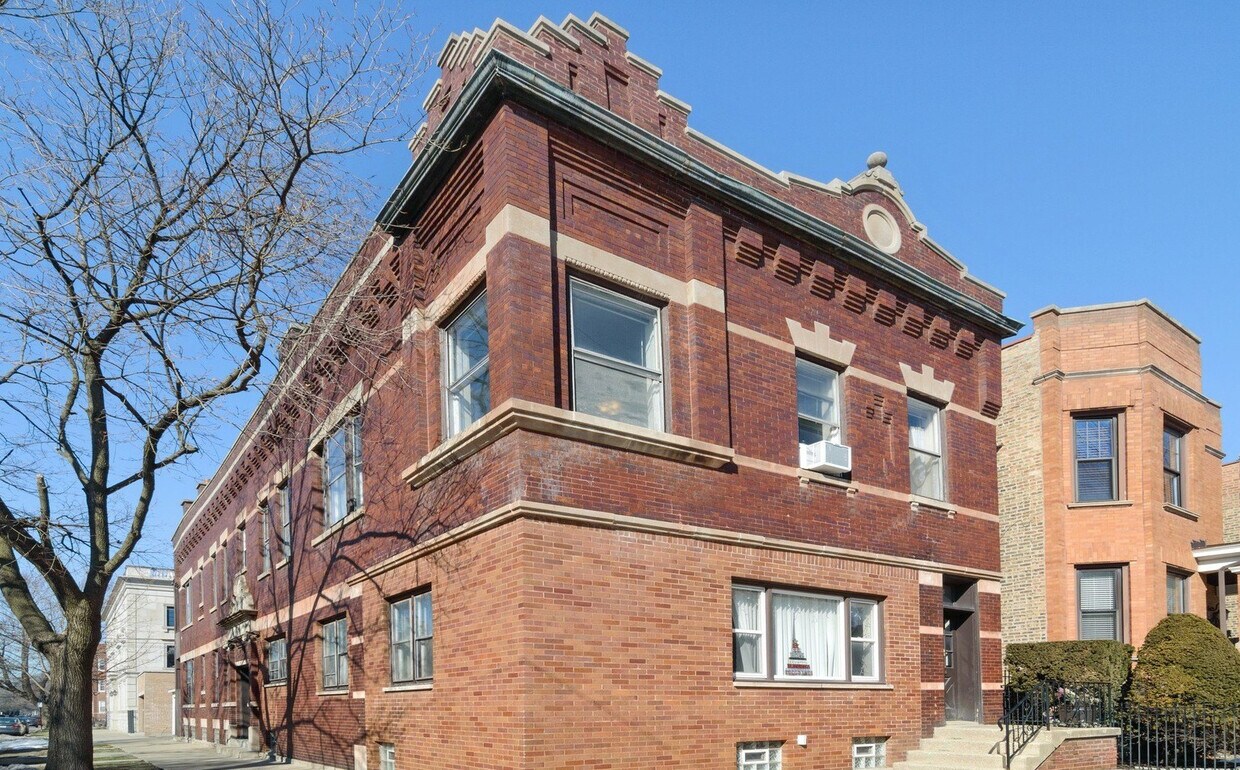 Primary Photo - 3800 N Leavitt St