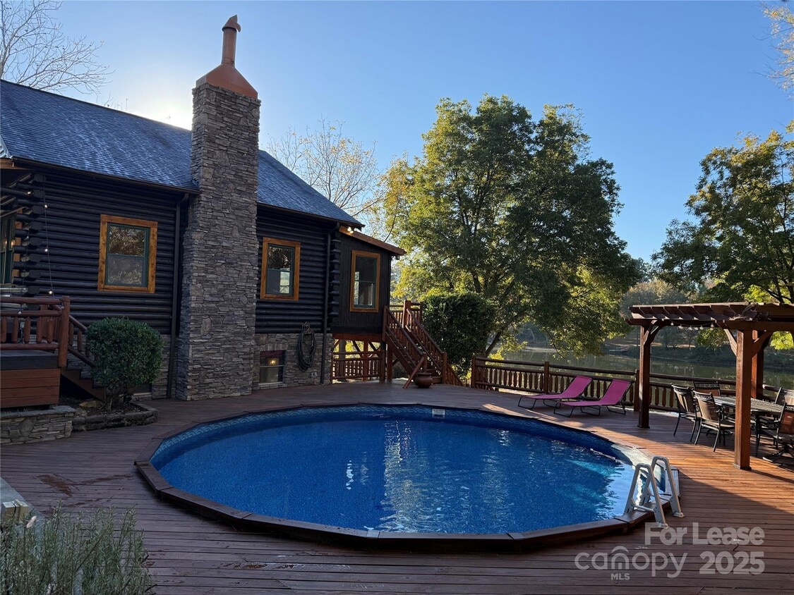 Foto principal - 1011 Lakeshore Dr