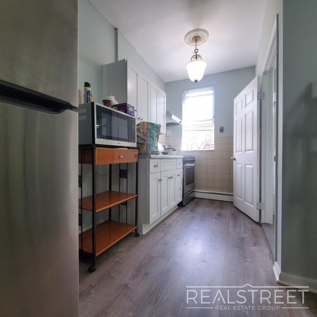 Building Photo - Large 2BR Railroad Apartment with EIK and ...