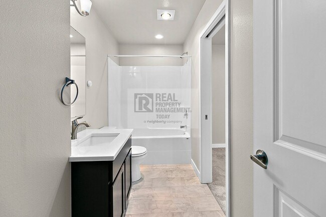 Building Photo - Modern Tacoma Townhomes Near Fredrickson –...
