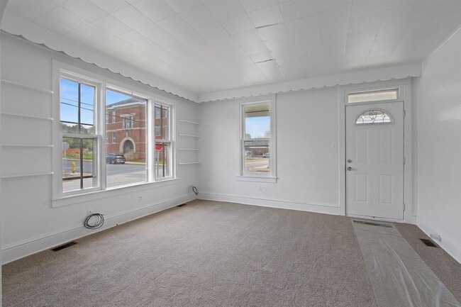 Foto del edificio - Coming Soon! Bright 3 Bedroom, 1.5 Bath Ho...