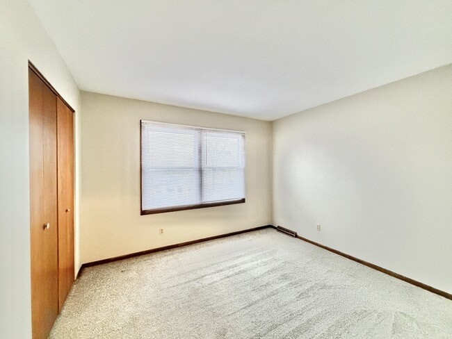 Building Photo - 1922 N Randall Ave