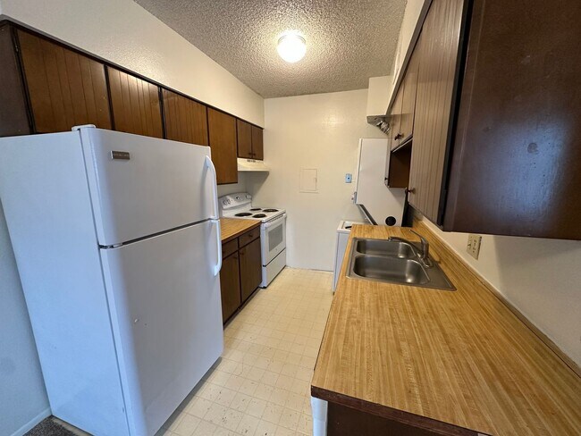Foto del edificio - 2 Bed/1 Bath Condo in Convenient East Side Location!