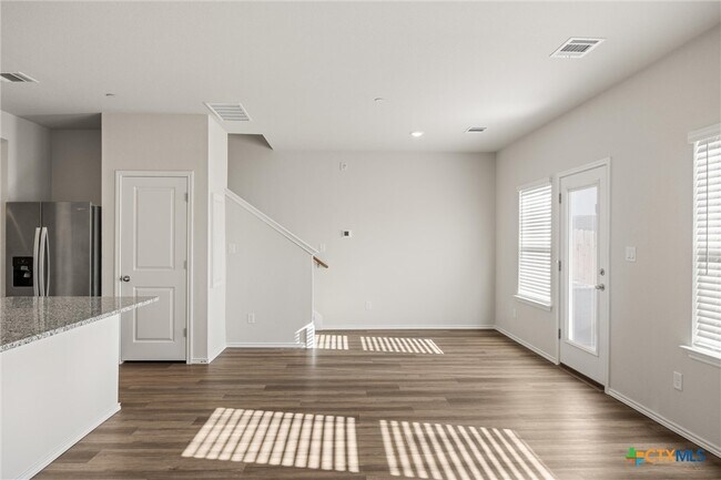 Foto del edificio - 12811 Village Spun Plz