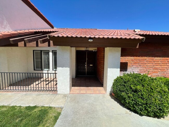 Building Photo - COMING SOON, Fully Furnished Desert Gem!