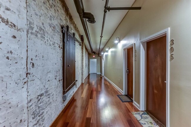 Building Photo - ***With or Without Furnishings- 1 BR/ 1.5 ...