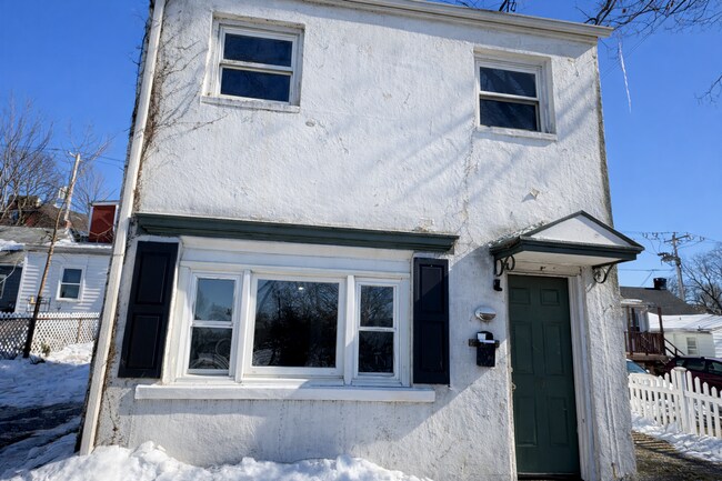 Building Photo - 2 Bedroom, 1 Bathroom House in Lancaster