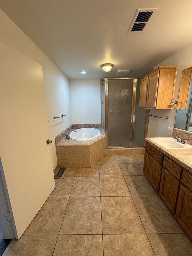 Building Photo - 2025 N Waukena Way