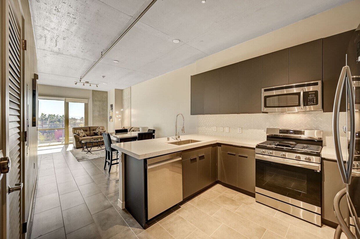 Foto principal - Fully Furnished 4th-Floor Condo with Stunn...