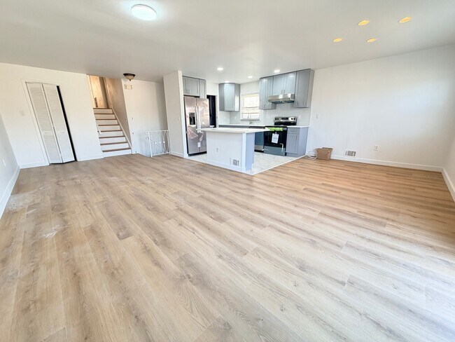 Building Photo - 15-75-75 208th Pl