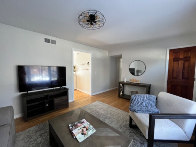 Foto del edificio - 8024 Outlook Dr