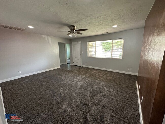 Building Photo - Updated Home in Downtown