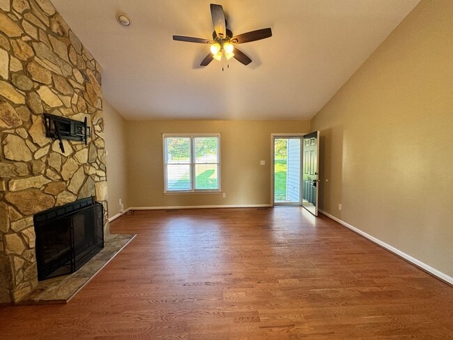 Building Photo - 155 Lorraine Dr
